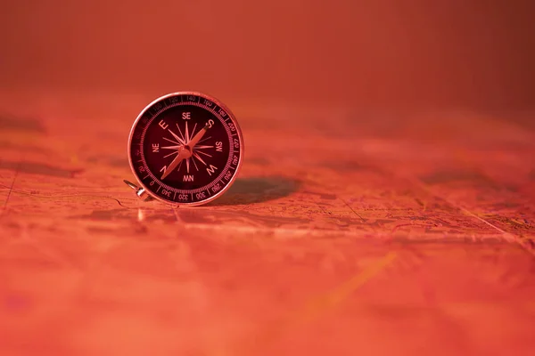 Kompas Tle Mapy Czerwonym Świetle Niebezpieczeństwa Koncepcja Podróży Planowanie Trasy — Zdjęcie stockowe