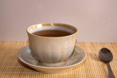 Bir fincanda bitki çayı ve mermerde çaydanlık manzarası. İngiliz kahvaltısı