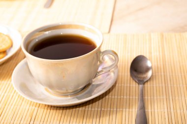 Bir fincanda bitki çayı ve mermerde çaydanlık manzarası. İngiliz kahvaltısı