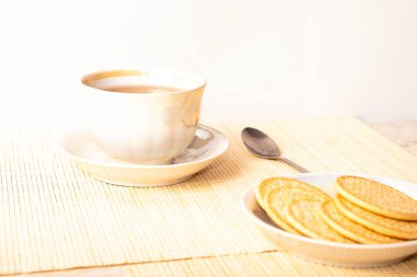 Bir fincanda bitki çayı ve mermerde çaydanlık manzarası. İngiliz kahvaltısı