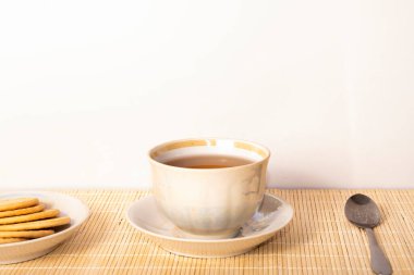 Bir fincanda bitki çayı ve mermerde çaydanlık manzarası. İngiliz kahvaltısı