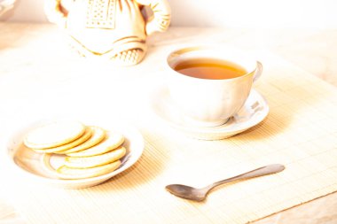 Bir fincanda bitki çayı ve mermerde çaydanlık manzarası. İngiliz kahvaltısı