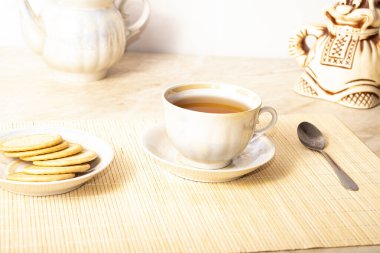 Bir fincanda bitki çayı ve mermerde çaydanlık manzarası. İngiliz kahvaltısı