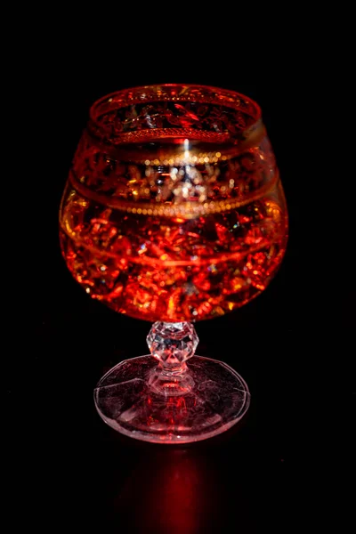 Verre Whisky Avec Glace Lumière Chaude Sur Une Table Noire — Photo