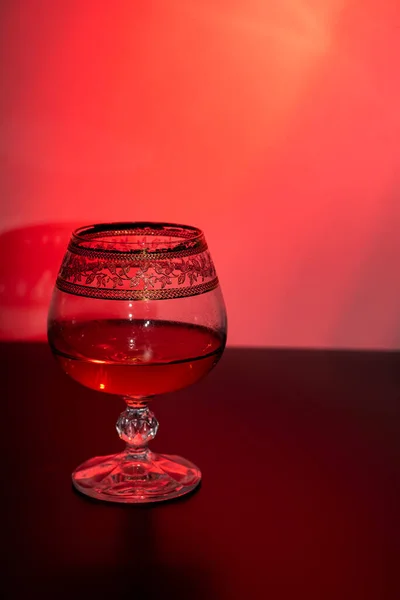 Sklenice Whisky Ledem Teplým Světlem Černém Stole Odleskem Teplou Atmosférou — Stock fotografie