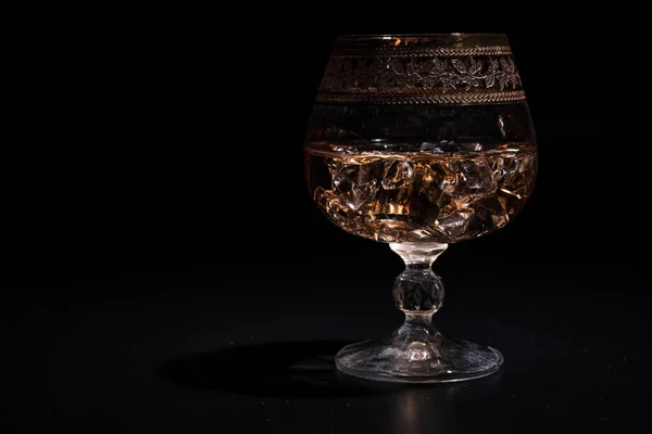 Sklenice Whisky Ledem Teplým Světlem Černém Stole Odleskem Teplou Atmosférou — Stock fotografie