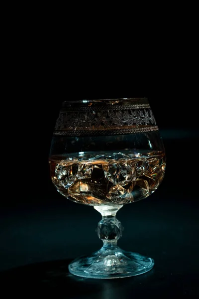 Vaso Whisky Con Hielo Luz Cálida Sobre Una Mesa Negra — Foto de Stock