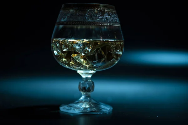 Verre Whisky Avec Glace Lumière Chaude Sur Une Table Noire — Photo