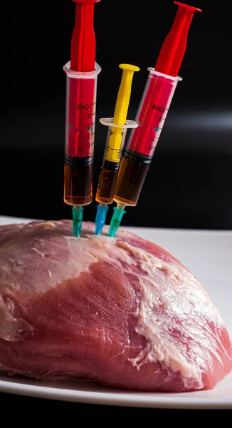 Wstrzyknięcie Strzykawki Surowego Mięsa Ciemnym Tle Koncepcyjna Ilustracja Hormonów Antybiotyków — Zdjęcie stockowe