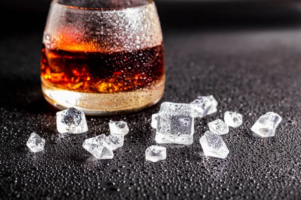 Glas Whisky Met Ijs Een Donkere Achtergrond Water Spatten Verfrissing — Stockfoto