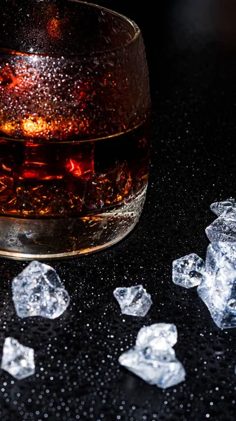 Glas Whisky Mit Eis Auf Dunklem Hintergrund Wasserspritzer Erfrischungskonzept Alkoholisches — Stockfoto