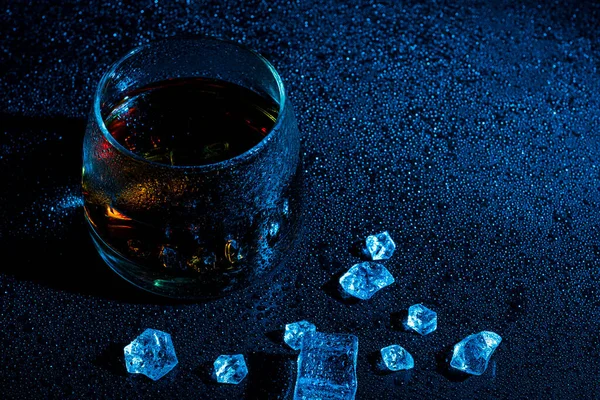 Склянка Віскі Льодом Темному Тлі Водяні Бризки Концепція Прохолодження Алкогольний — стокове фото