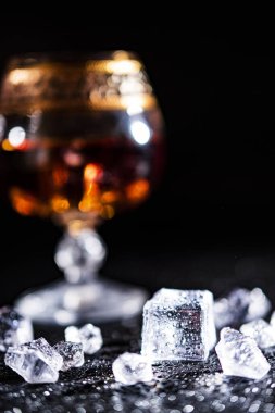 Siyah arka planda buz küpleri. Soğuk arka plan. buz ve siyah arkaplan kazandı