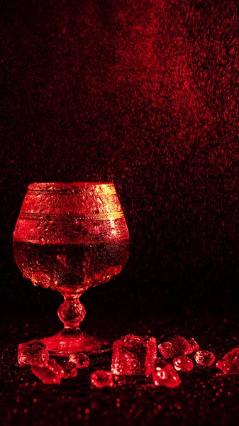 Стакан Виски Дождь Виски Цветном Фоне Брызги Воды — стоковое фото