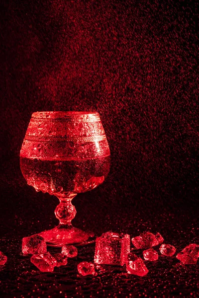 Glas Whiskey Und Regen Whisky Auf Farbigem Hintergrund Und Wasserspritzer — Stockfoto