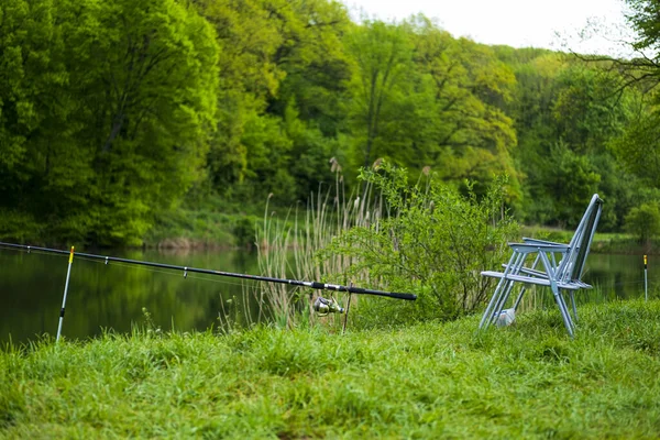 釣りのタックル 川の背景に釣りのスピニング フックやルアー スポーツフィッシング — ストック写真