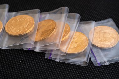 Avusturyalı dört düka Amerikan doları. Yatırım paralarına yatırım. Altın satın alma kavramı. altına yatırım.