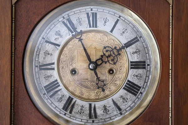 Παλιό Ξύλινο Ρολόι Ένα Εκκρεμές Κρεμασμένο Στον Τοίχο — Φωτογραφία Αρχείου