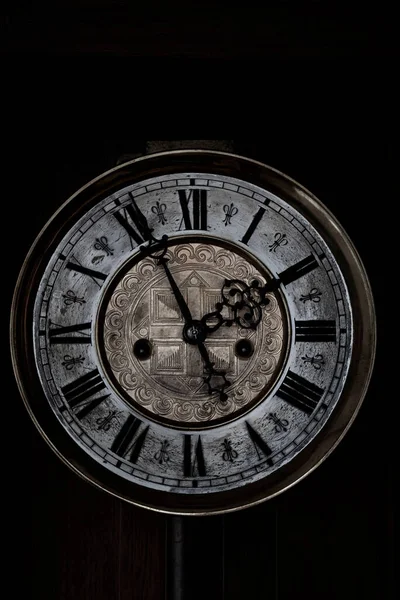Старые Деревянные Часы Маятником Висящие Стене — стоковое фото