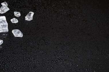 Siyah arka planda buz küpleri. Soğuk arka plan. buz ve siyah arkaplan kazandı