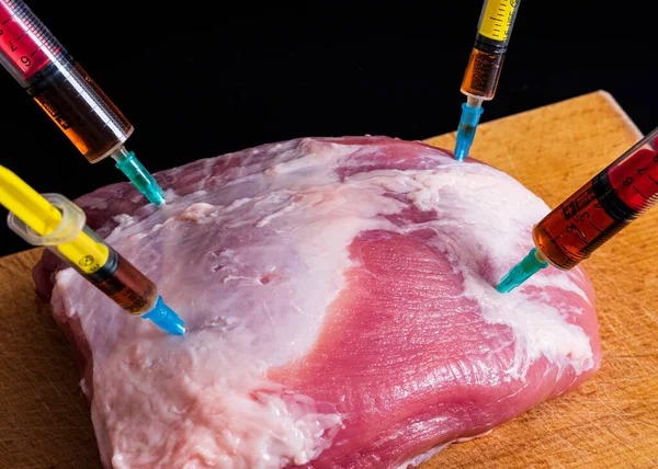 Wstrzyknięcie Strzykawki Surowego Mięsa Ciemnym Tle Koncepcyjna Ilustracja Hormonów Antybiotyków — Zdjęcie stockowe
