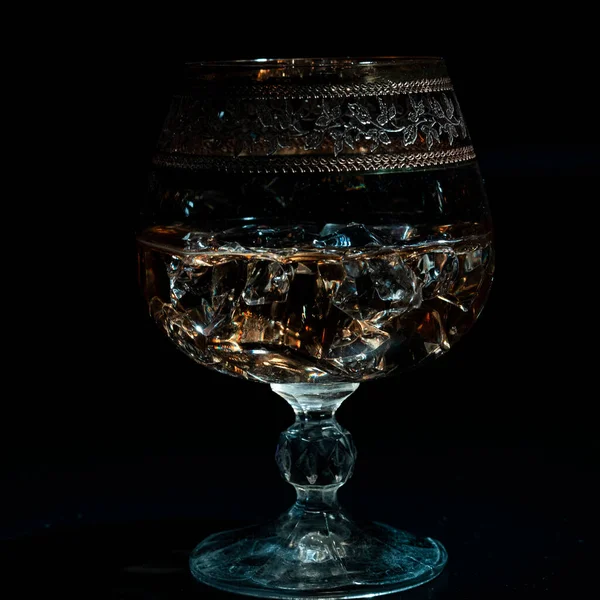 带着白兰地和冰块的玻璃杯 背景是深色的 酗酒和酗酒的概念 — 图库照片