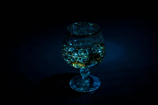 Glas Mit Cognac Und Eis Auf Dunklem Hintergrund Das Konzept — Stockfoto