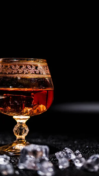 Vidrio Con Coñac Hielo Sobre Fondo Oscuro Concepto Alcoholismo Bebida — Foto de Stock