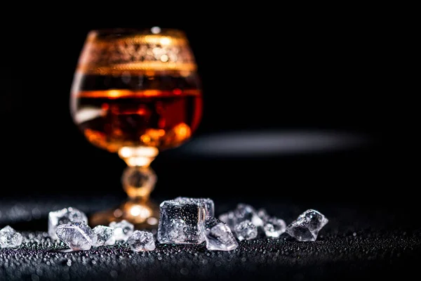 Ποτήρι Κονιάκ Και Πάγο Σκούρο Φόντο Την Έννοια Του Αλκοολισμού — Φωτογραφία Αρχείου