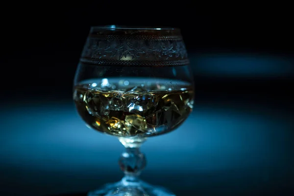 Vidro Com Conhaque Gelo Fundo Escuro Conceito Alcoolismo Beber — Fotografia de Stock