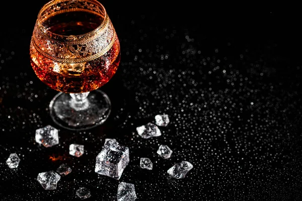 Glas Met Cognac Ijs Een Donkere Achtergrond Het Begrip Alcoholisme — Stockfoto