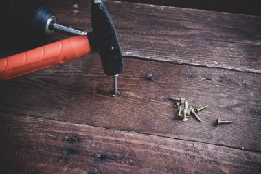 Çekiçle vida kullanmak doğru araç değildir. Robot kullanırken yaralanmalar uygunsuz bir aletin seçimiyle ilişkilendirilir..