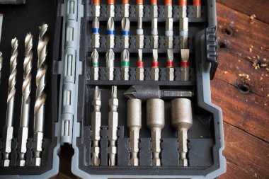 Tahta arka planda bir tornavida seti