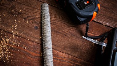 Elektrikli yapboz ve tahtayla çalışan marangoz. Plank kesme konsepti