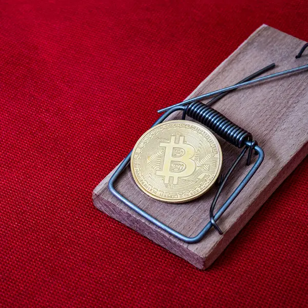 着色された背景に金色のビットコインを持つMousetrap 石鹸バブル暗号通貨 Bitcoinへの投資のリスクと危険性 ストックフォト