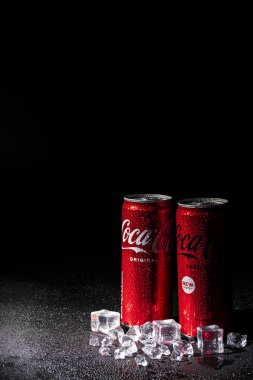 Lvov. Ukrayna. 18/06/2023. Siyah arka planda buzlu bir kutu kola. Şekersiz ferahlatıcı içecek..