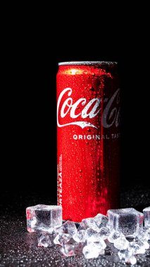 Lvov. Ukrayna. 18/06/2023. Siyah arka planda buzlu bir kutu kola. Şekersiz ferahlatıcı içecek..