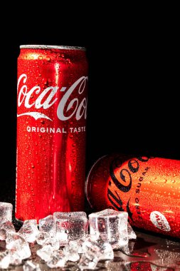 Lvov. Ukrayna. 18/06/2023. Siyah arka planda buzlu bir kutu kola. Şekersiz ferahlatıcı içecek..