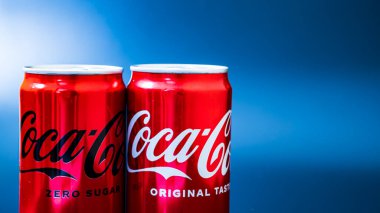 Lvov. Ukrayna. 18/06/2023. Siyah arka planda buzlu bir kutu kola. Şekersiz ferahlatıcı içecek..