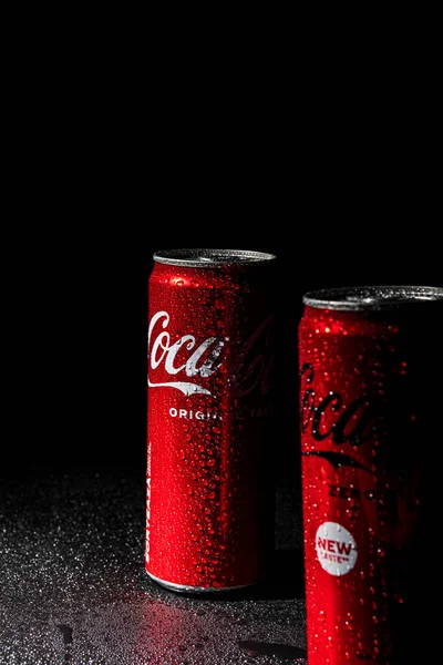 Lvov Oekraïne 2023 Blik Coca Cola Een Zwarte Achtergrond Met Stockafbeelding