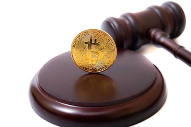 Yargıç tokmağı ve Bitcoin parası. Yasadışı döviz dolaşımı kavramı.