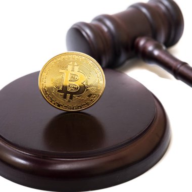 Yargıç tokmağı ve Bitcoin parası. Yasadışı döviz dolaşımı kavramı.