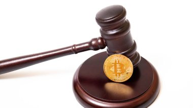 Yargıç tokmağı ve Bitcoin parası. Yasadışı döviz dolaşımı kavramı.