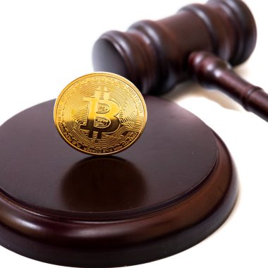 Yargıç tokmağı ve Bitcoin. Kripto döviz kurunda dolandırıcılık kavramı