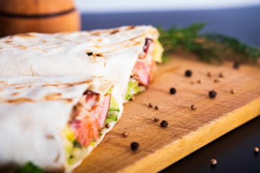 Etli lezzetli kebap, marul, domates, soğan ve patates kızartmalı sos..