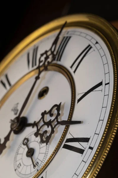 带手柄的老式时钟 用金色相框的历史手表的钟面上的近景 — 图库照片