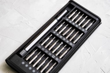 Tahta arka planda bir tornavida seti