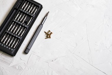 Tahta arka planda bir tornavida seti