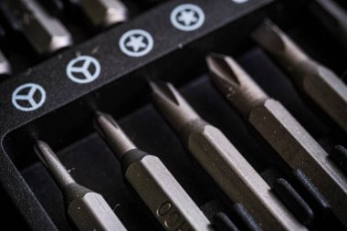 Tahta arka planda bir tornavida seti