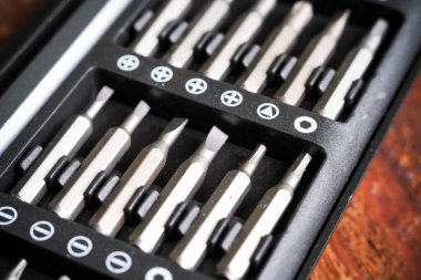 Tahta arka planda bir tornavida seti